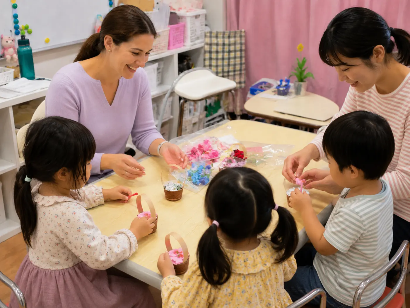 講師と子どもたちが英語のレッスンで工作を楽しむ様子