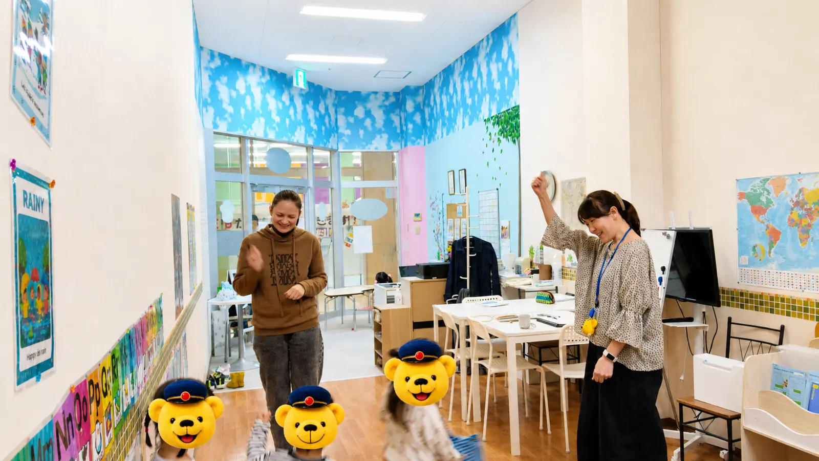 外国人講師と日本人講師が歌やダンスのレッスンを行う教室の様子